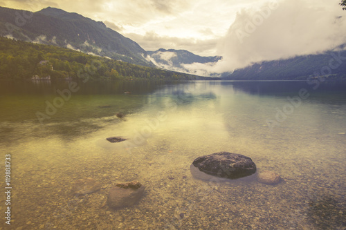 Jezioro alpejskie o świcie,kolorystyka retro,vintage