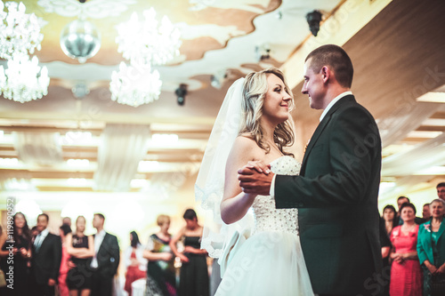 Obraz na płótnie Happy bride and groom dancing alone on the dance floor their first wedding dance. w salonie