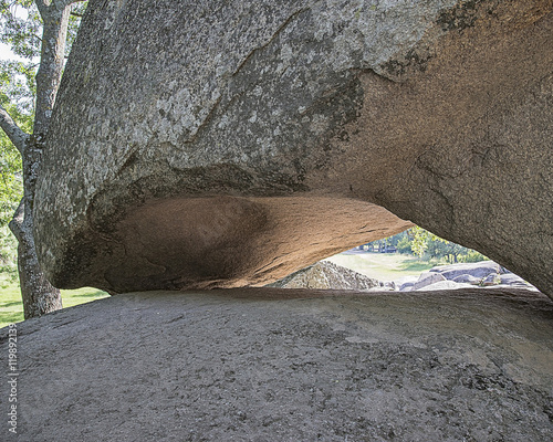 Obraz na plátně The concave base of a large boulder