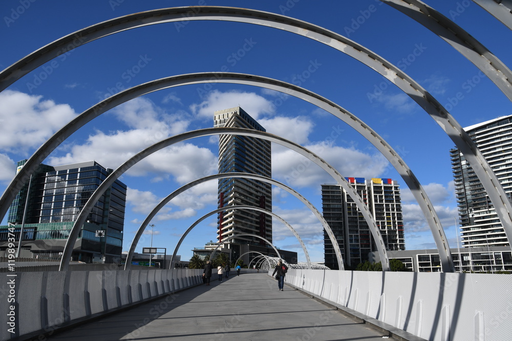 Naklejka premium lattice bridge structure with towersin background