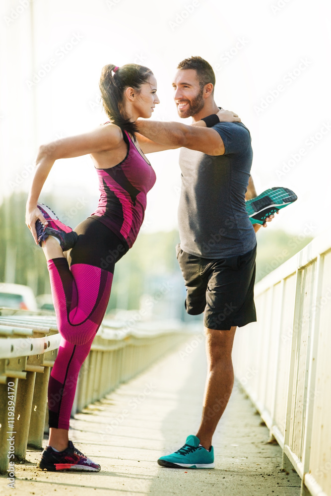Obraz premium Happy Couple Exercising Outdoors