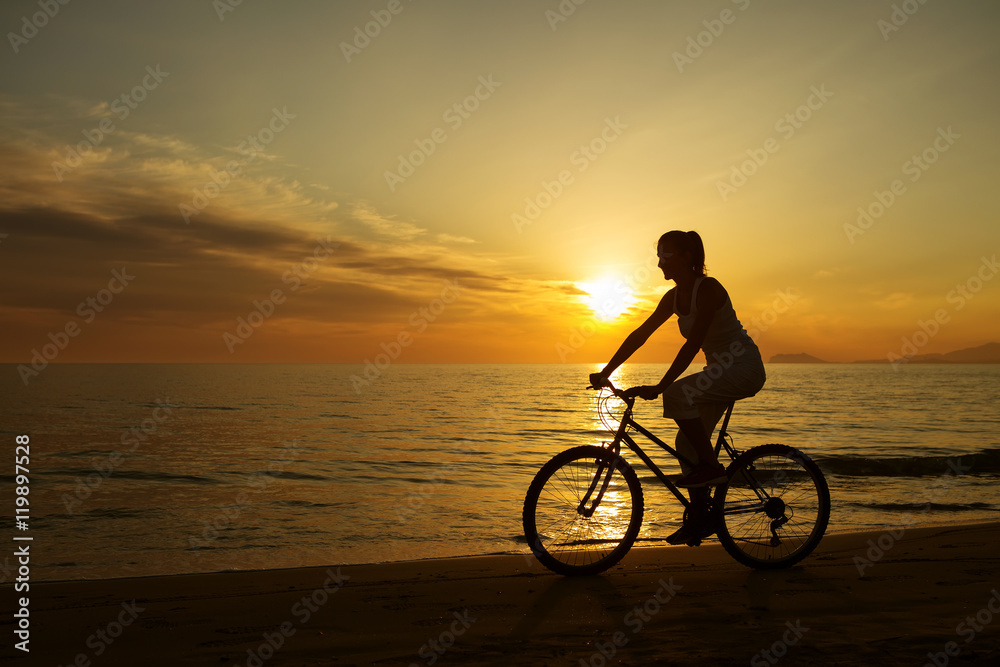 Obraz premium woman on vacation biking at beach