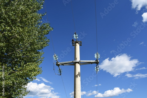 Motovun, Montona, Betonmast, Strommast, Hochspannungsleitung, Stromleitung, Drehstrom, Isolatoren photo