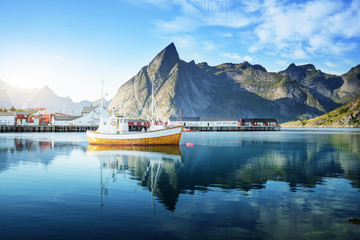 Papier peint photo Lofoten Crépuscule doré sur Reine, Norvège  © Iakov Kalinin