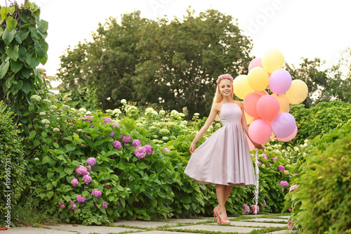 Beautiful young woman holdi...