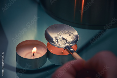 Bleigießen/Bleigießen über einer Kerze