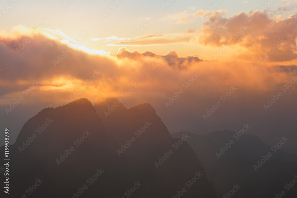 Fototapeta premium Krajobrazowy widok Chiang dao teren górski, Chiang mai, Tajlandia