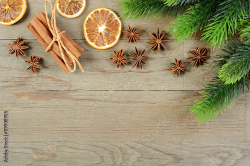 Sternanis, Zimt, Zimstangen, getrocknete Orangen und Tannenzweige mit Textfreiraum und Copy Space zu Weihnachten