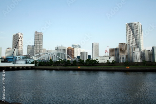 A view of the skyscrapers and building in the Chuo district and the Tokyo Bay from the Hamarikyu Teien, in summer © emmepiphoto