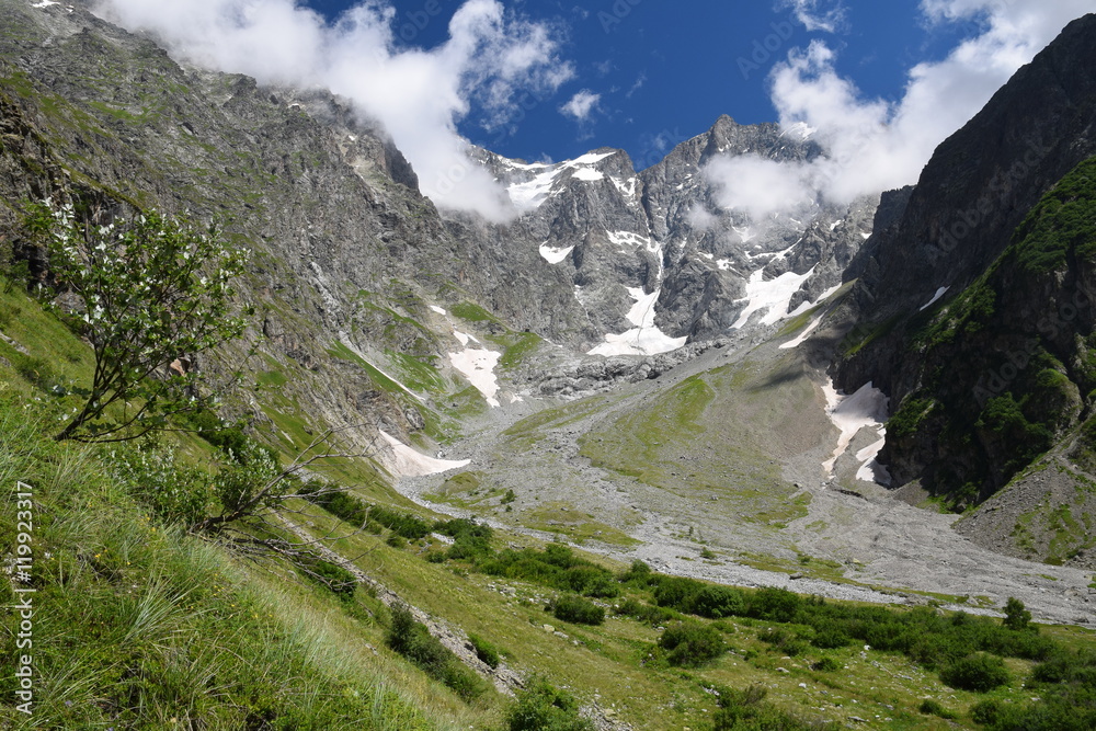 Pic des Aupillous (alt 3505 m) vu du Vallon du Giobernay