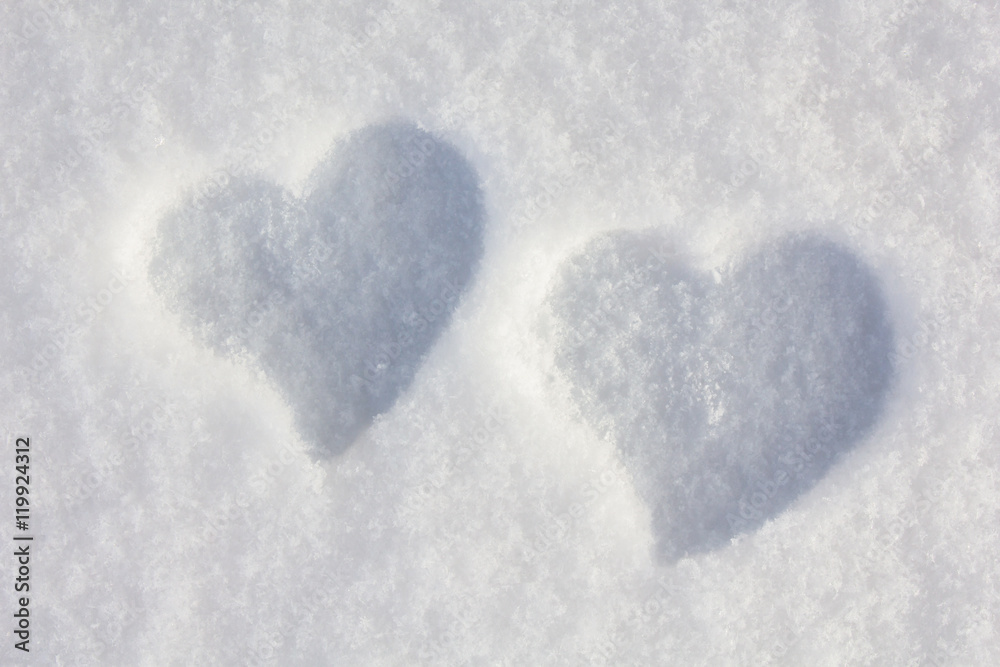 Zwei Herzen im Schnee - kühle Romantik die Eindruck macht. 