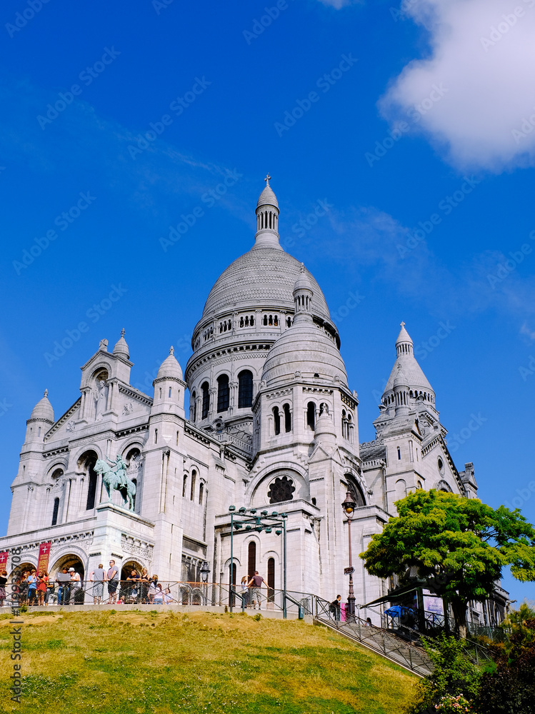 Sacré-Cœur de Montmartre in Paris im Sommer