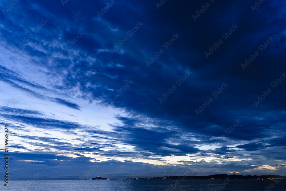 日没後の厚い雲　葉山森戸海岸