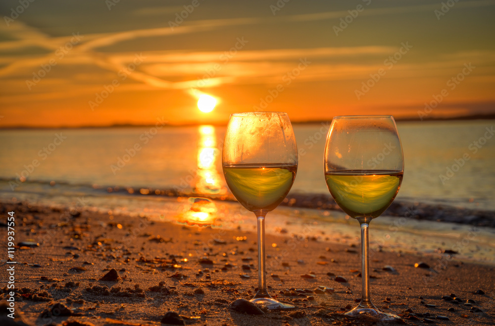 Weingläser im Sonnenuntergang