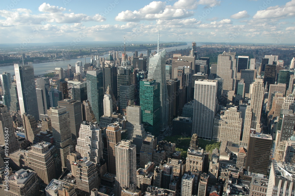 Fototapeta premium Schauen und genießen. Eintauchen in das Häusermeer. Blick vom Empire State Building.