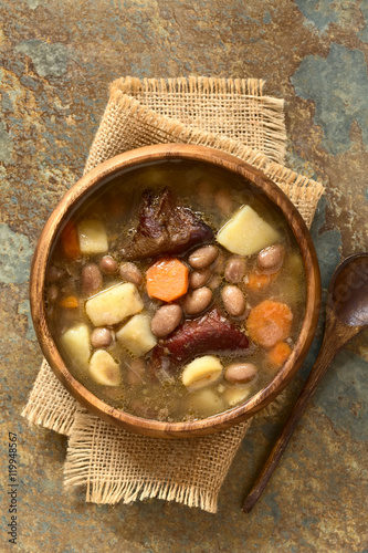 Ungarischer Bohnengulasch, eine Suppe aus Trockenbohnen, geräuchertem Fleisch, Kartoffeln, Karotten und Csipetke (hausgemachte Suppennudel), fotografiert mit natürlichem Licht photo