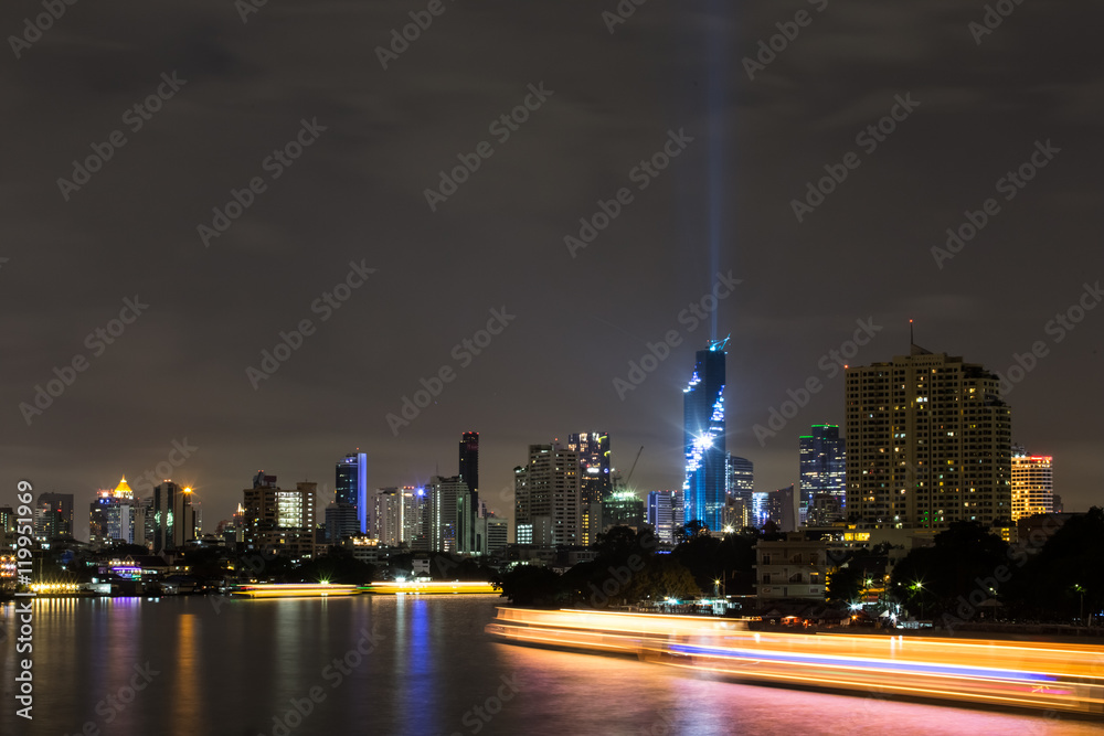 Naklejka premium Chao Phraya River in Bangkok, Thailand at night.