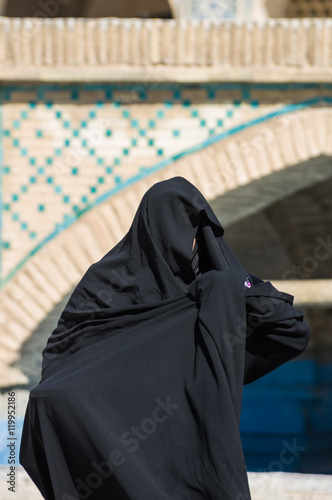 Foto Muslim woman with traditional chador on the street
