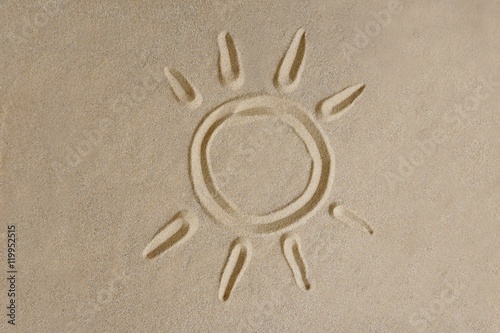 Sonne abstrakt in Sand gezeichnet