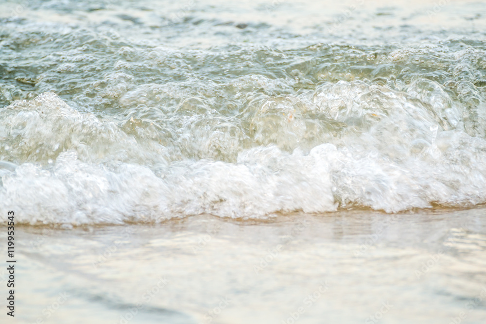 Fototapeta premium Water hitting shore