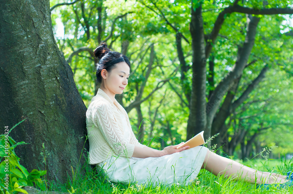 木陰で本を読む女性 木陰で本を読む女性