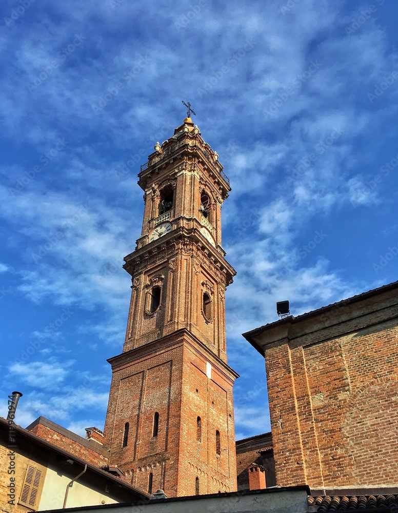 veduta del campanile del duomo di Saluzzo