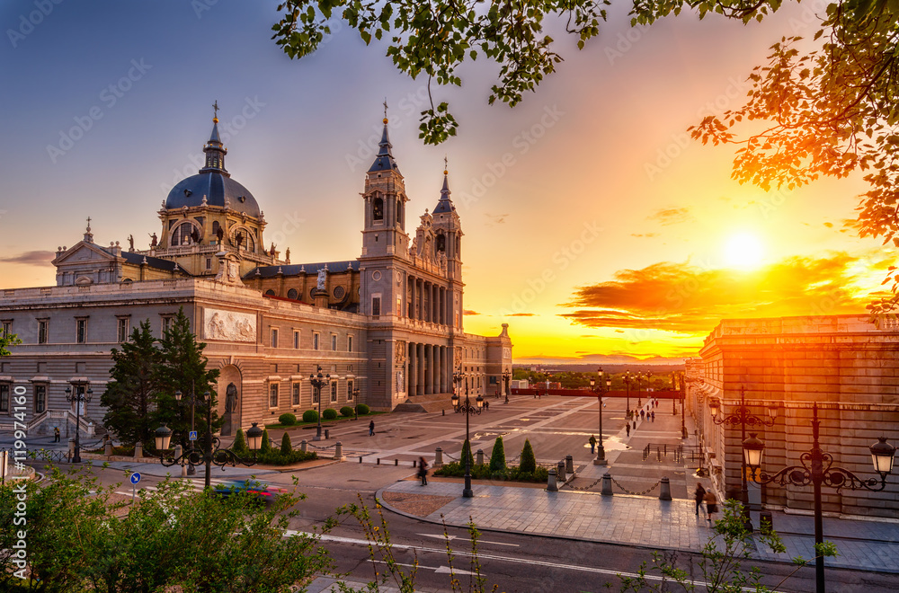 Naklejka premium Zachód słońca widok z katedry Santa Maria la Real de La Almudena w Madrycie, Hiszpania