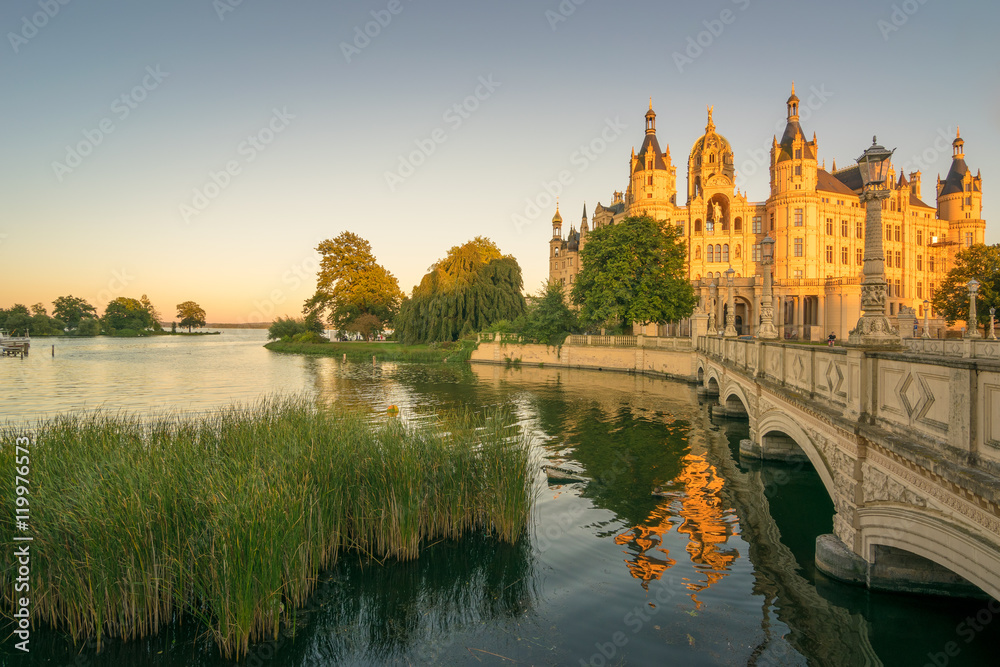 Schloss in Schwerin im Sonnenuntergang, Mecklenburg-Vorpommern in Deutschland