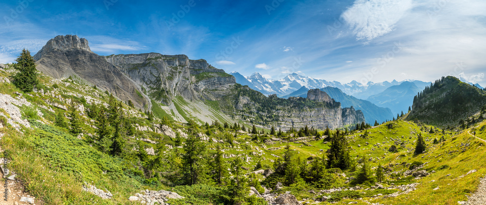 Panorama-Aufnahme mit Blick auf Eiger, Mönch und Jungfrau von der Schynige Platte