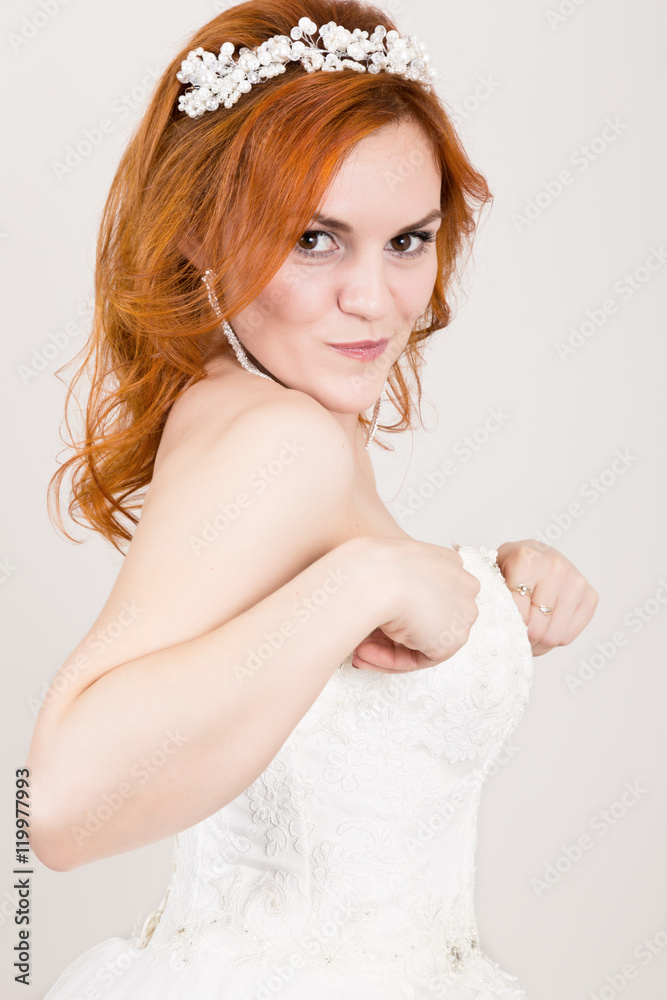 Obraz premium red-haired bride in a wedding dress, bright unusual appearance. Beautiful wedding hairstyle and bright make-up