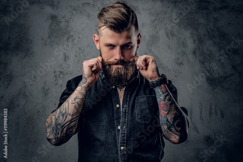 Photo Bearded hipster with tattooe on his arms.