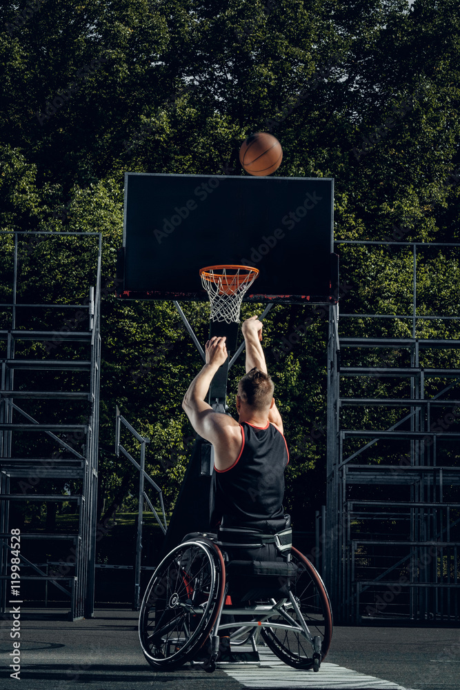 Obraz premium Cripple basketball player in wheelchair plays basketball.