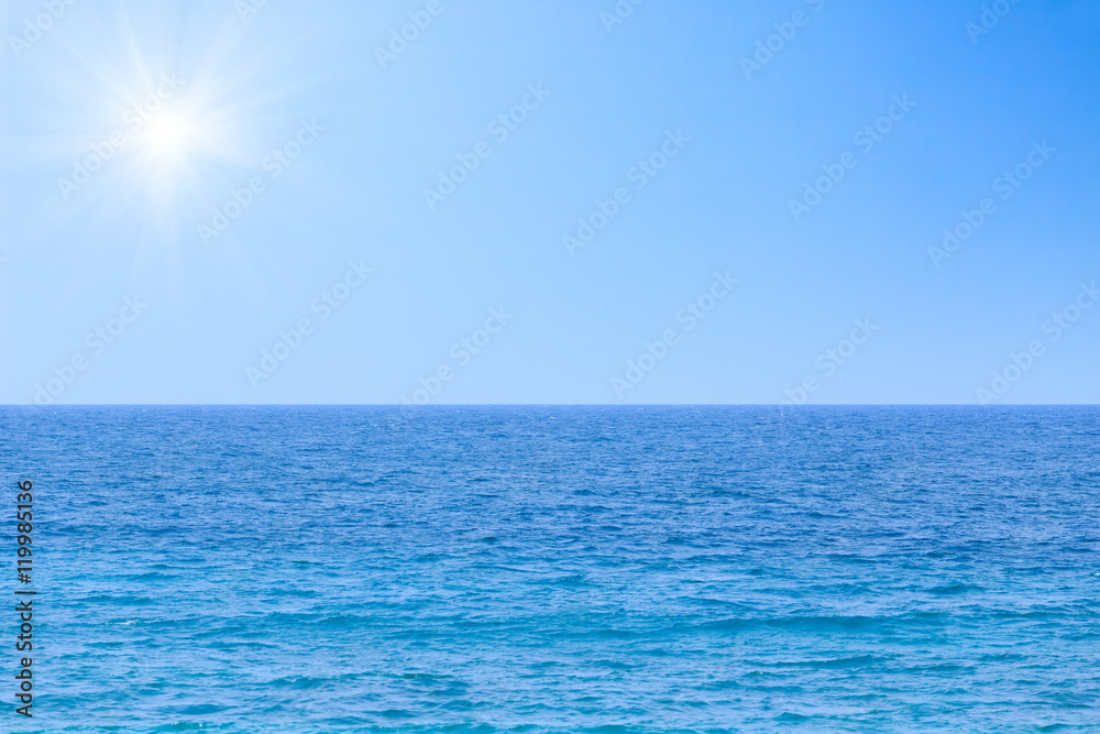 Naklejka premium Blue ocean and sun.