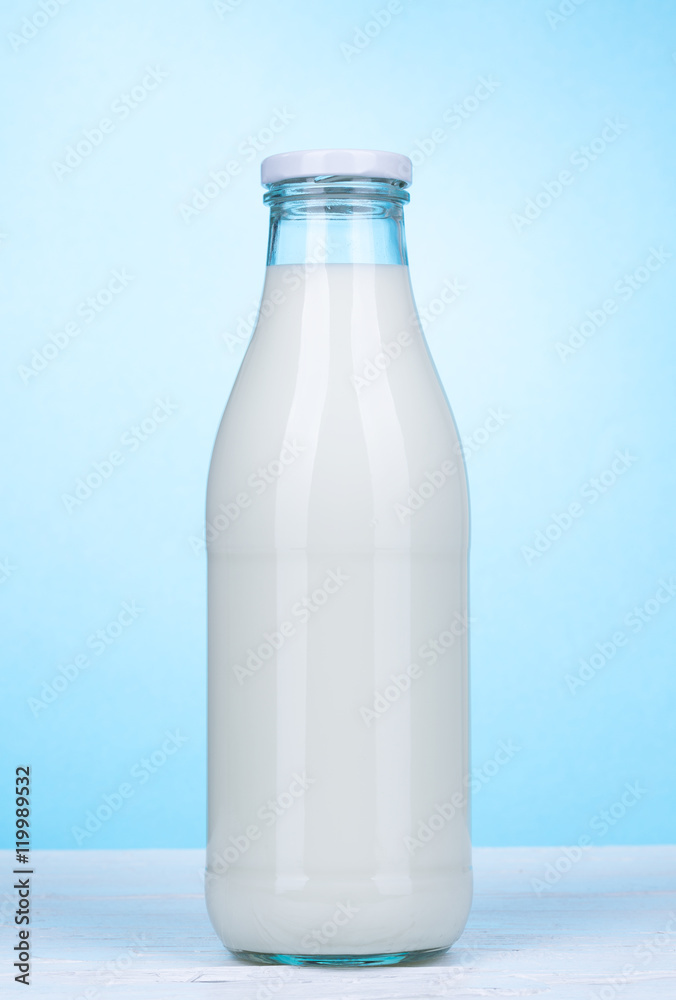 Flasche Milch vor hellblauem Hintergrund. Flasche Milch vor hellblauem Hintergrund.