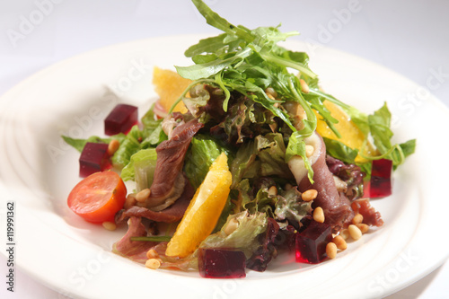 Salad with roast beef and orange