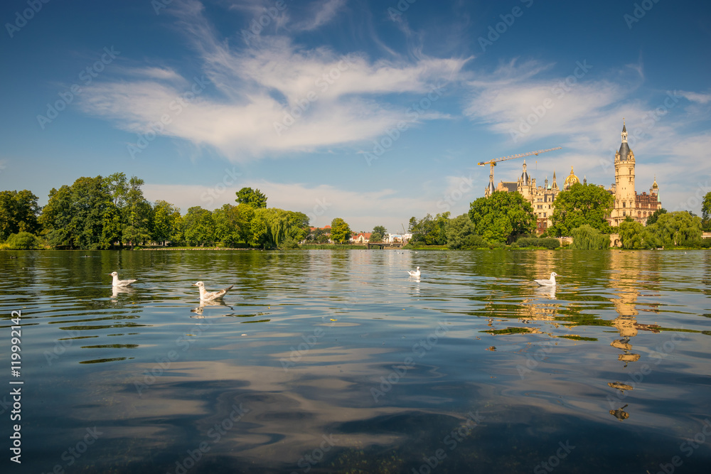 Obraz premium Schloss in Schwerin und Schweriner See, Mecklenburg-Vorpommern in Deutschland