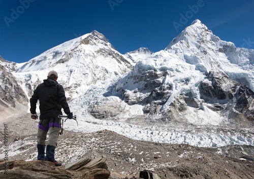 Panoramic view of Mount Everest with tourist
