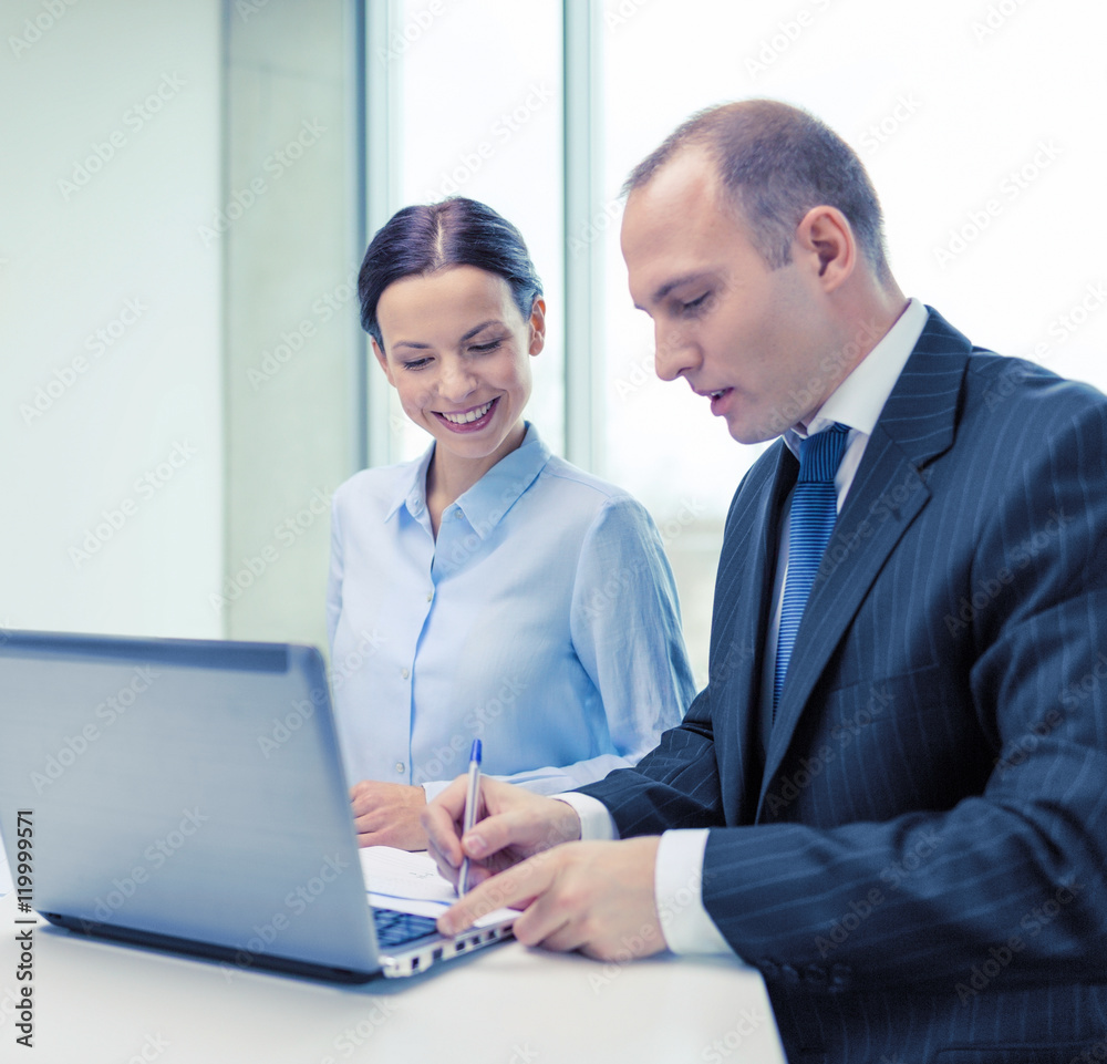 Fototapeta premium business team with laptop having discussion