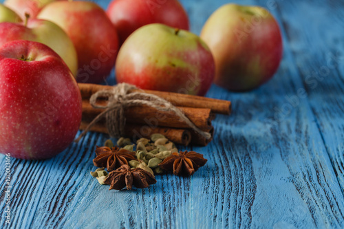Fototapeta Naklejka Na Ścianę i Meble -  fresh apples on wooden table
