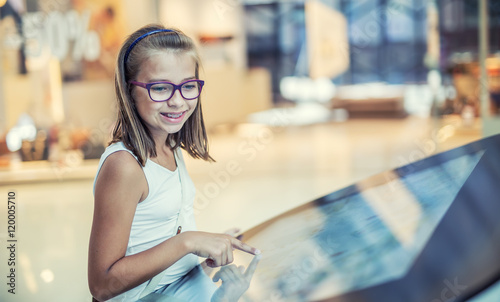 Foto Beautifull cute little girl studing orientation plan in shopping mall