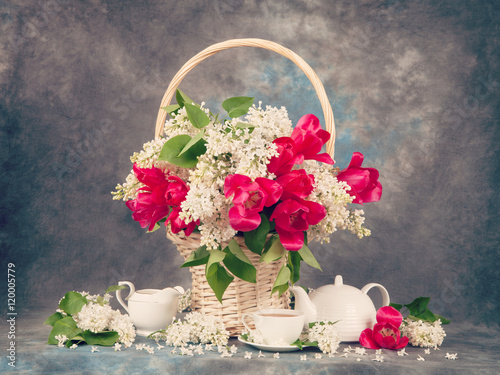 Fototapeta Naklejka Na Ścianę i Meble -  Bouquet of tulip with lilac and tea cups