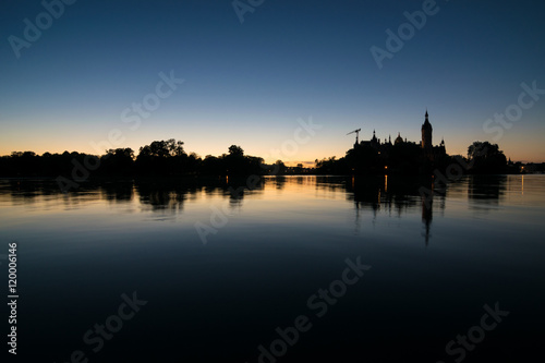 Schloss und Schweriner See in Schwerin am Abend, Mecklenburg-Vorpommern in Deutschland