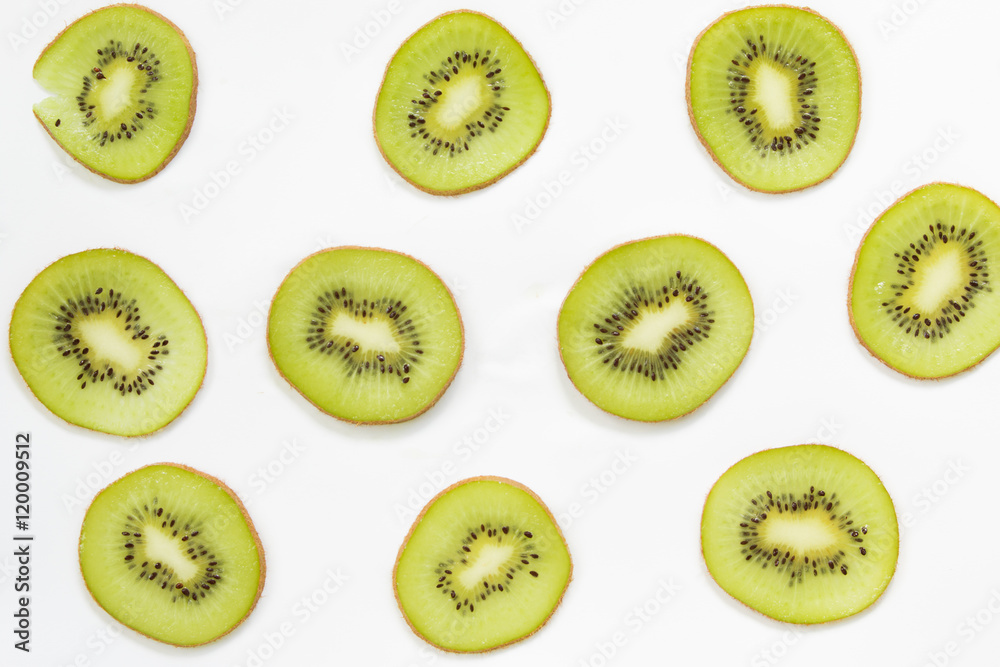 Fototapeta premium Wzór kawałków pokrojone krzyż kiwi na białym tle.