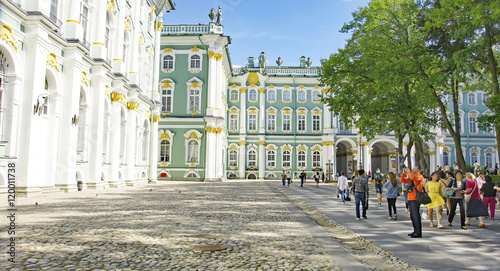 Fachada y jardín del museo de Hermitage, San Petersburgo, Rusia photo