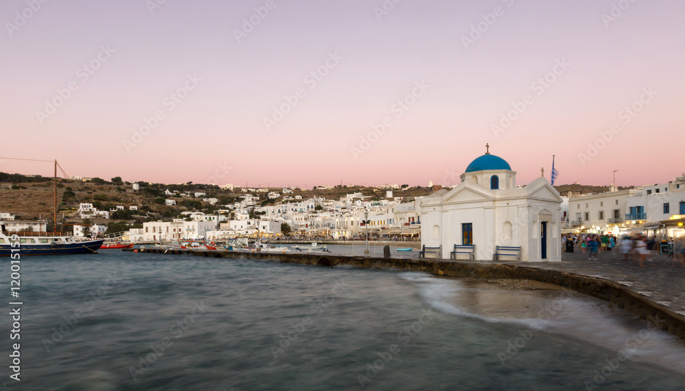 Die Kirche Agios Nikolaos und der alte Hafen von Mykonos nach Sonnenuntergang