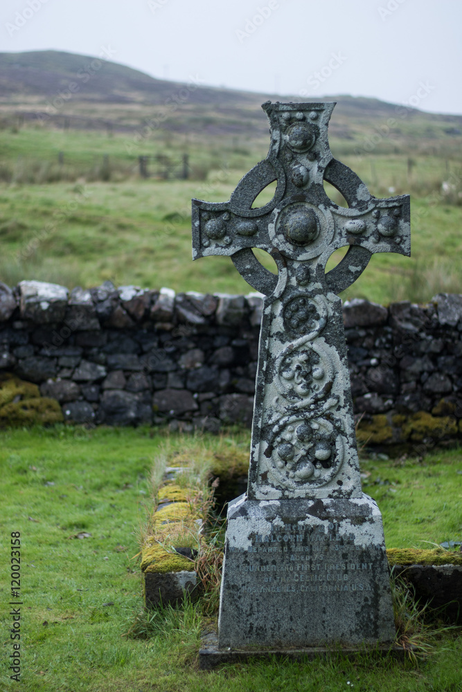Fototapeta premium Steinkreuz auf schottischem Friedhof, Skye, Schottland