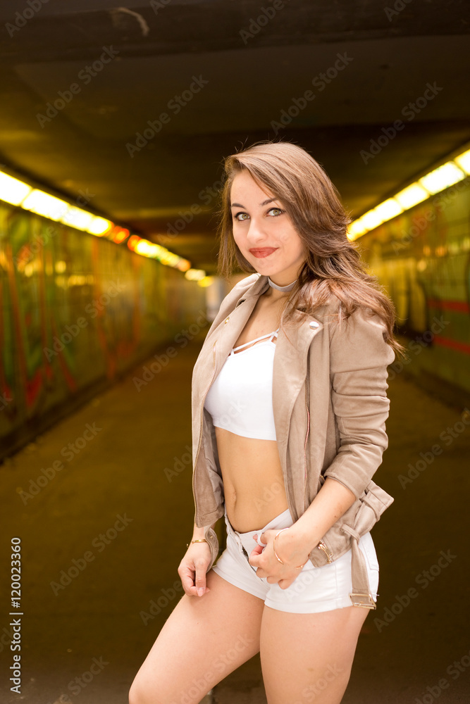 butiksindehaveren silhuet Rummelig sexy girl wearing hot pants and a crop top Stock Photo | Adobe Stock