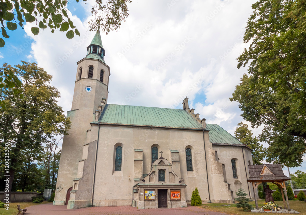 Obraz premium Średniowieczny Kościół w parku