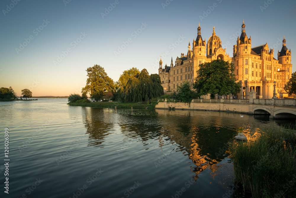 Schloss in Schwerin am Abend, Mecklenburg-Vorpommern in Deutschland