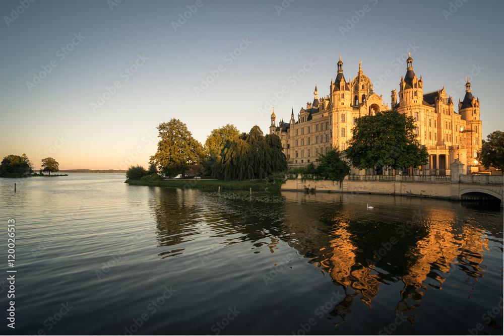 Obraz premium Schloss in Schwerin am Abend, Mecklenburg-Vorpommern in Deutschland